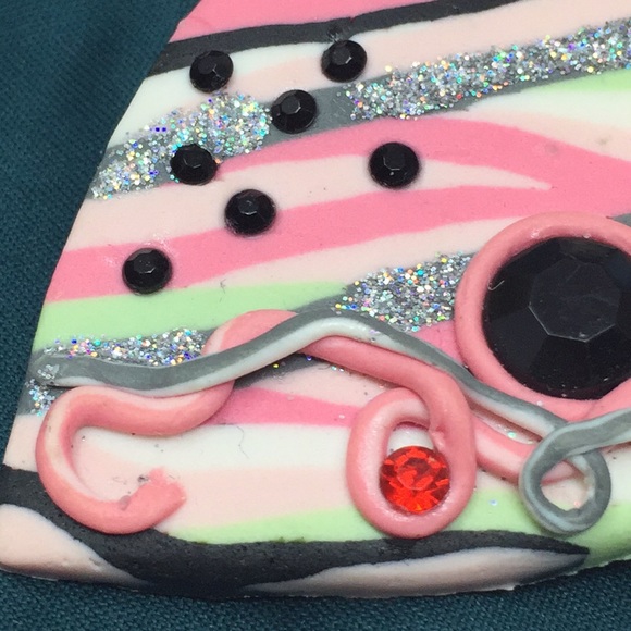 Beautiful One of a Kind Heart Brooch Rhinestones - Picture 14 of 16